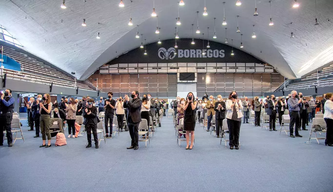 Al finalizar la ceremonia el público brindó una ovación de pie.