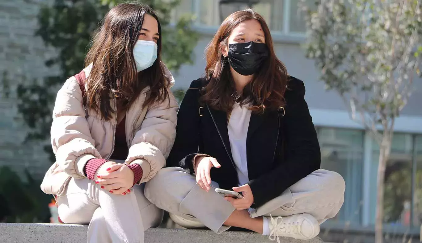 Estudiantes disfrutando de una mañana soleada en campus Monterrey