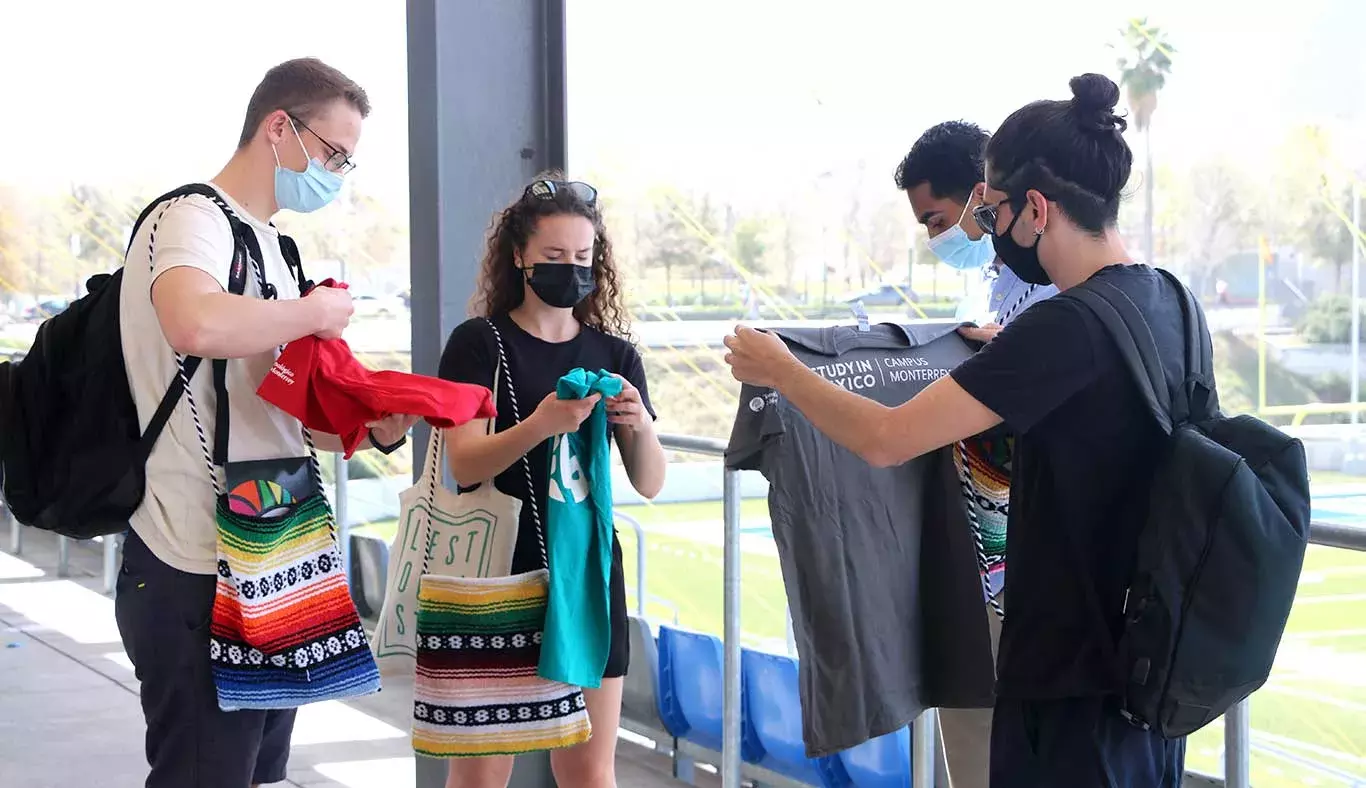 Los alumnos recibieron además una playera de Programas Internacionales