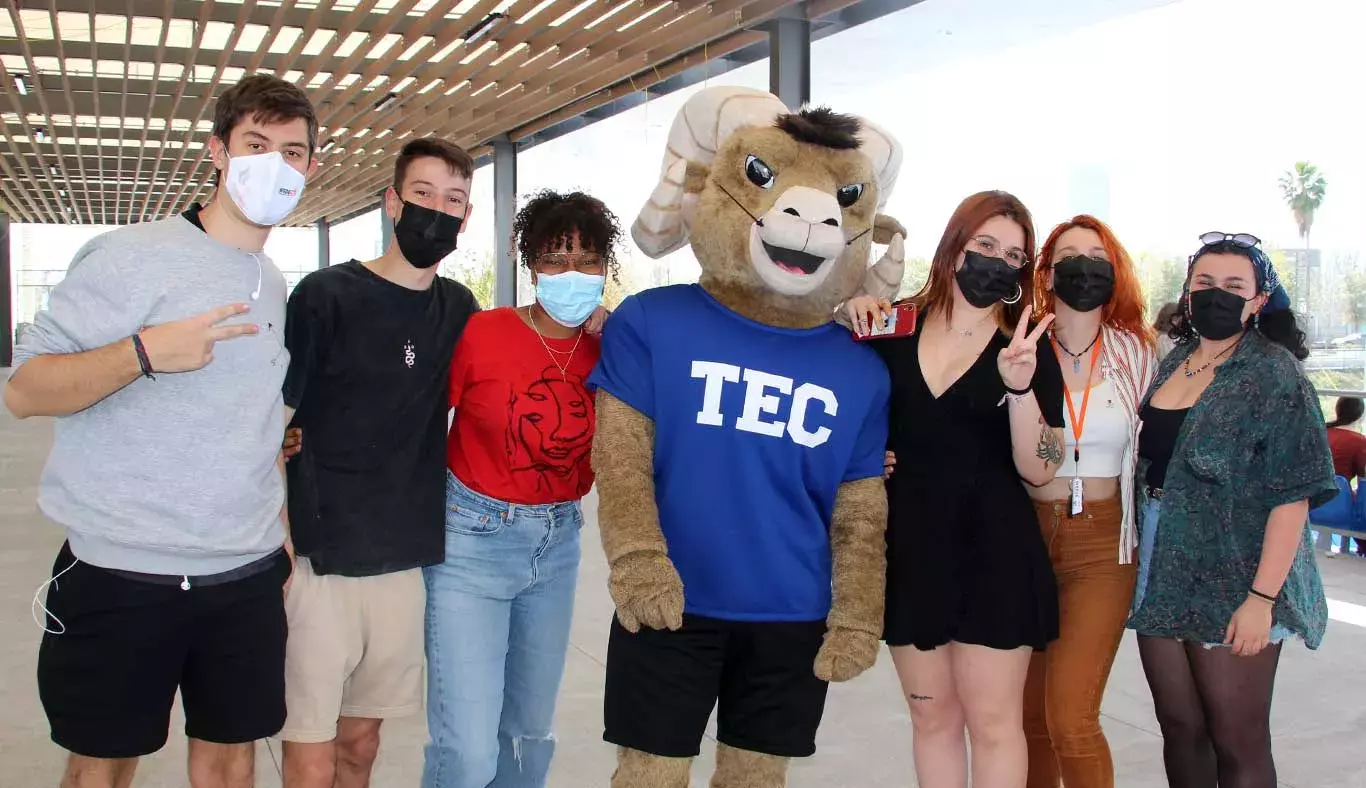 Teus la mascota del Tec se reunió con los alumnos de intercambio