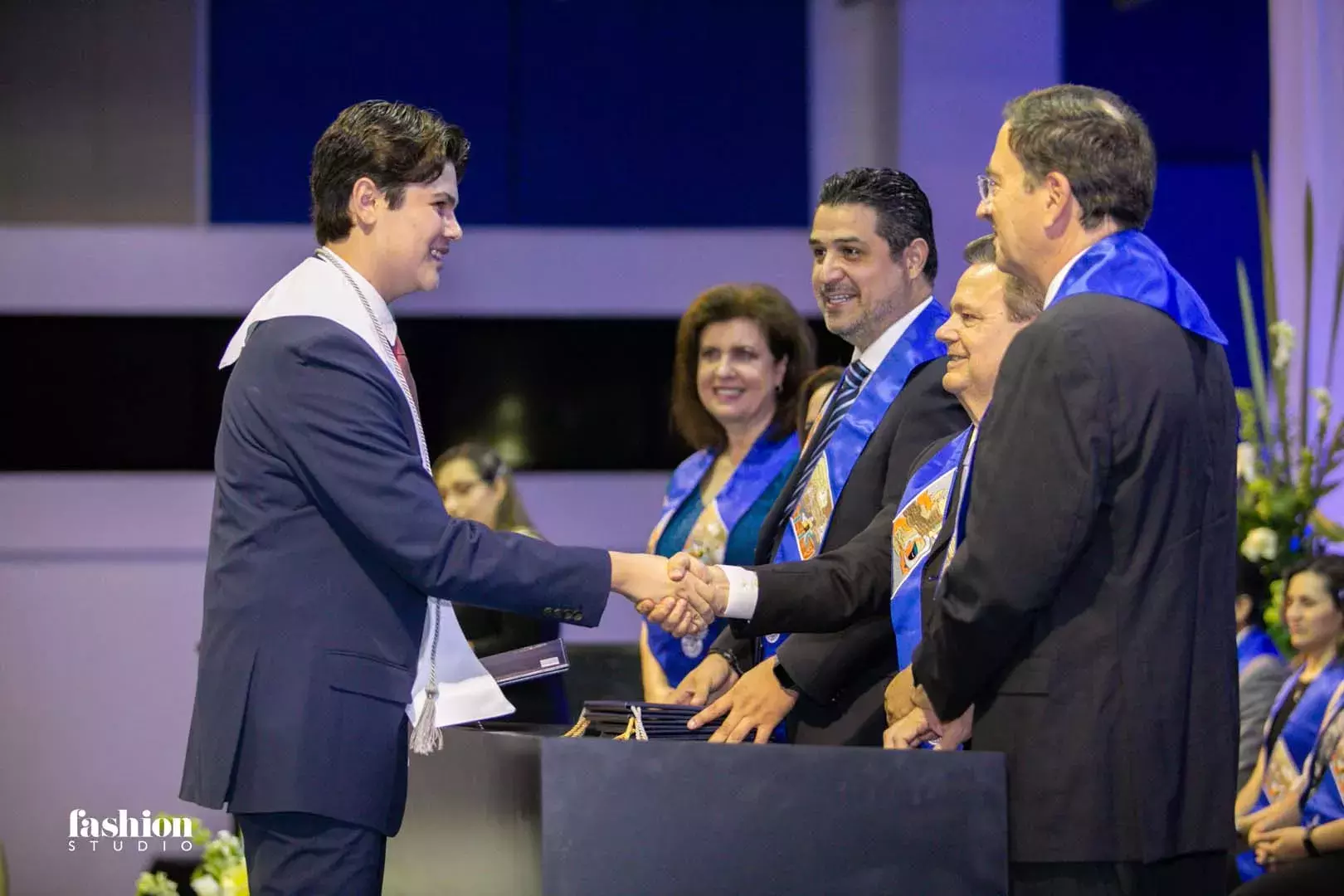 José Luis Clark siendo reconocido por el Ing. Gerardo Bours