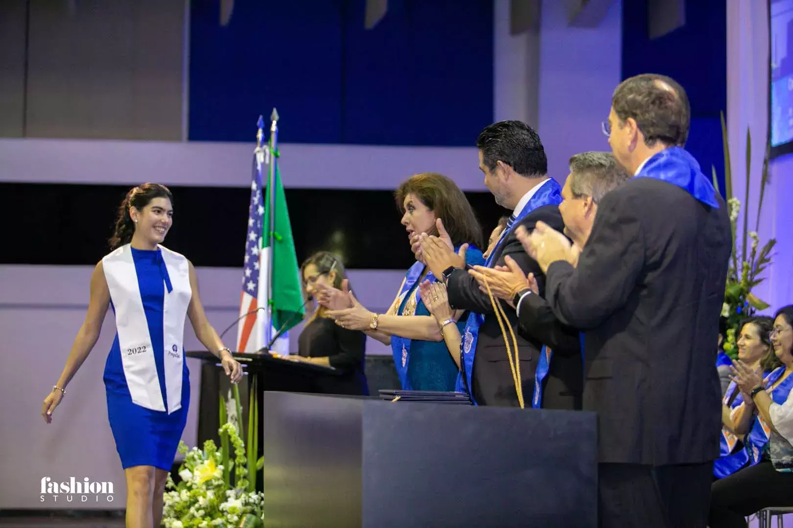 Ana Camila Padilla al momento de recibir su reconocimiento