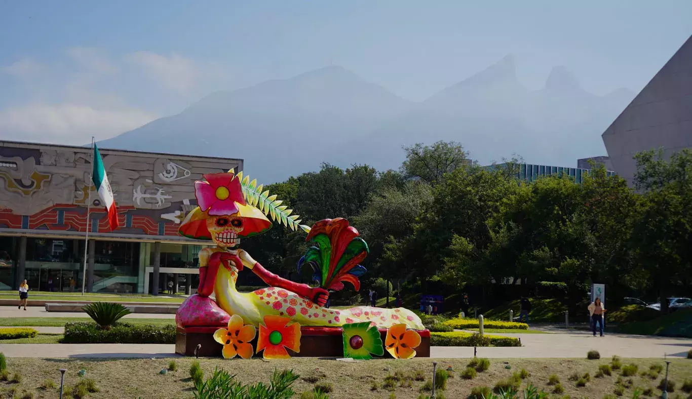 Una catrina acostada frente a Rectoría.