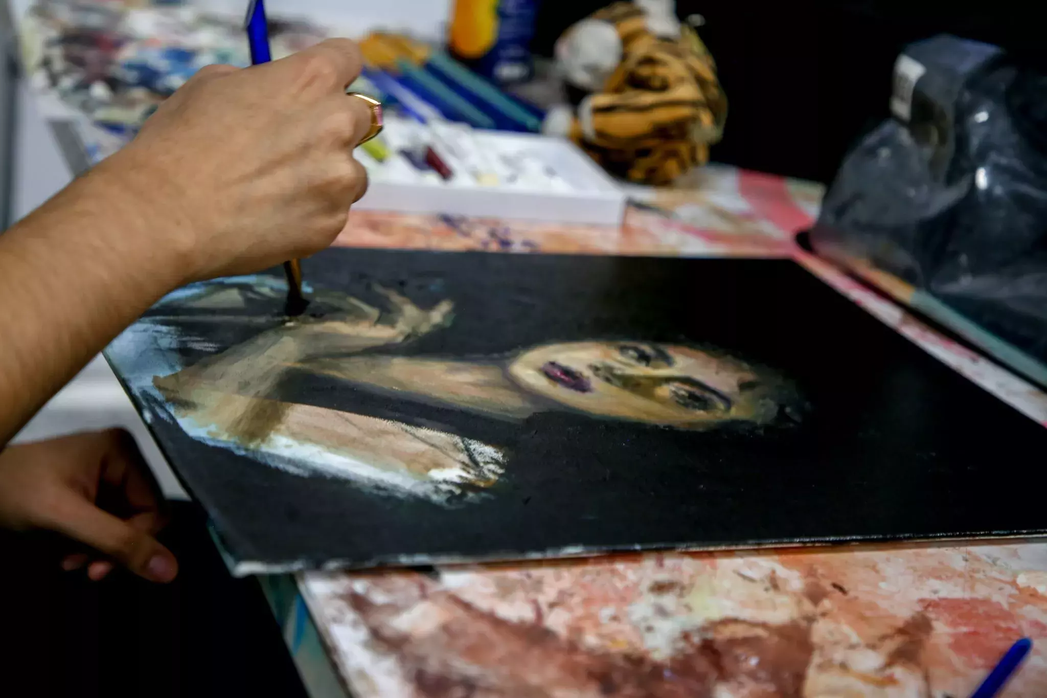 Estudiante pintando una mujer seria