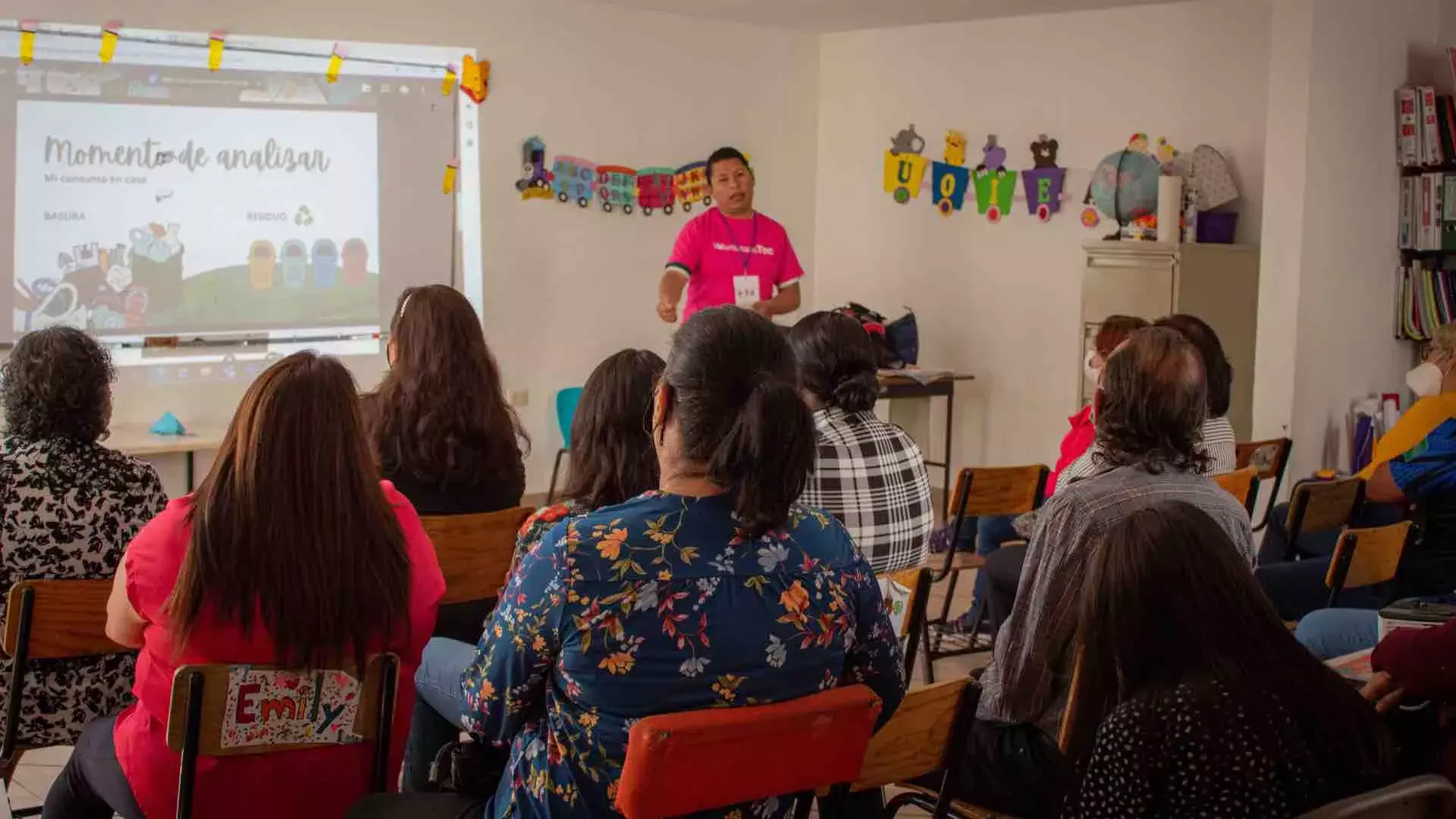 Voluntarios ofrecen contenidos de utilidad para las comunidades escolares.