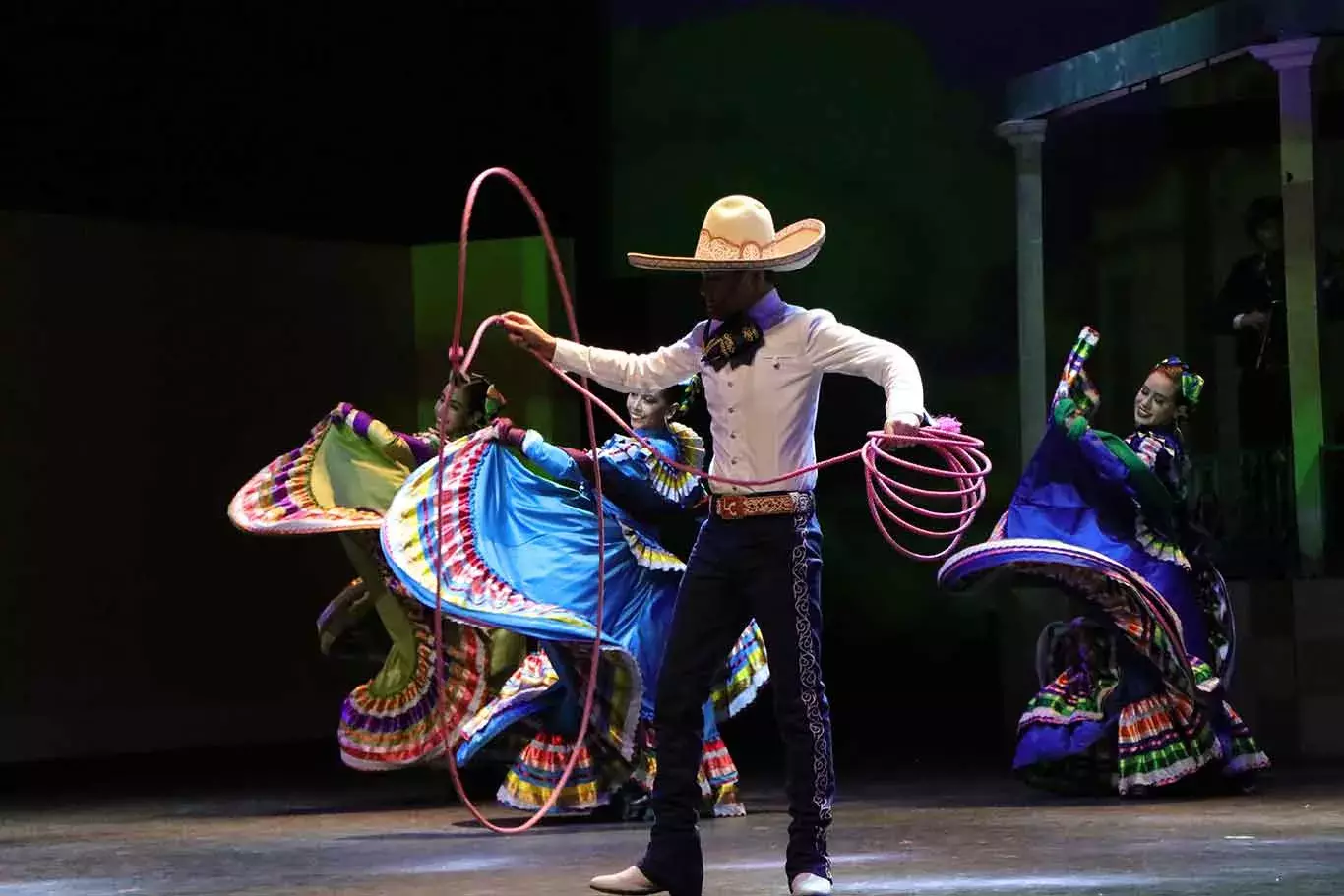 Baile folclórico de Jalisco en el espectáculo de Estampas de México del Tec Guadalajara.