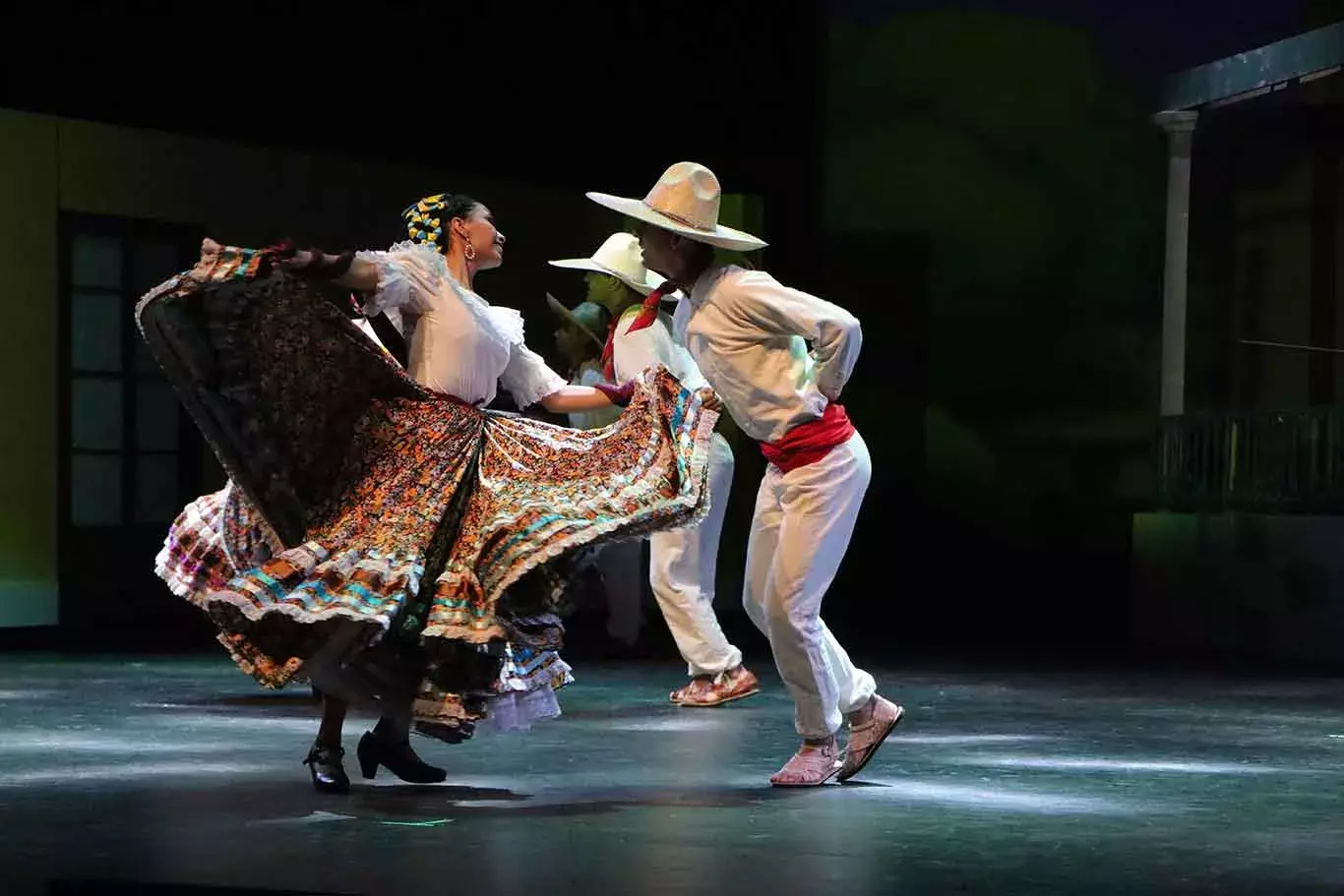 Baile folclórico de Jalisco en el espectáculo de Estampas de México del Tec Guadalajara.