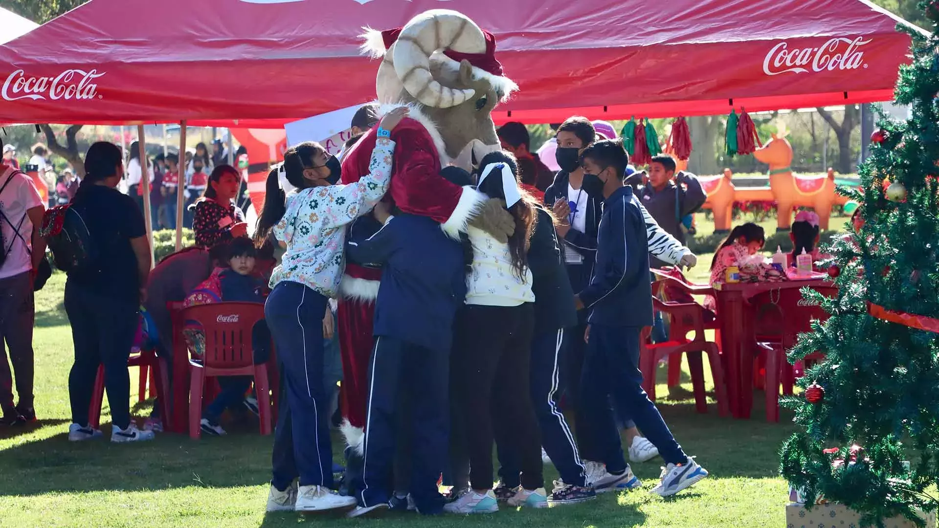 Niños disfrutando de Operación Santa