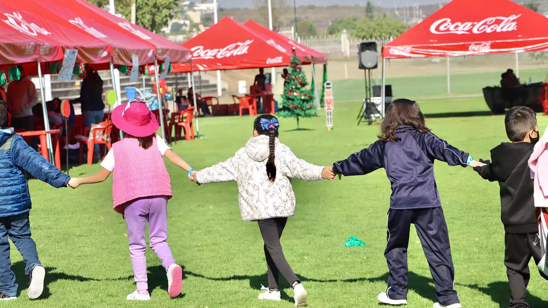 Niños disfrutando de Operación Santa