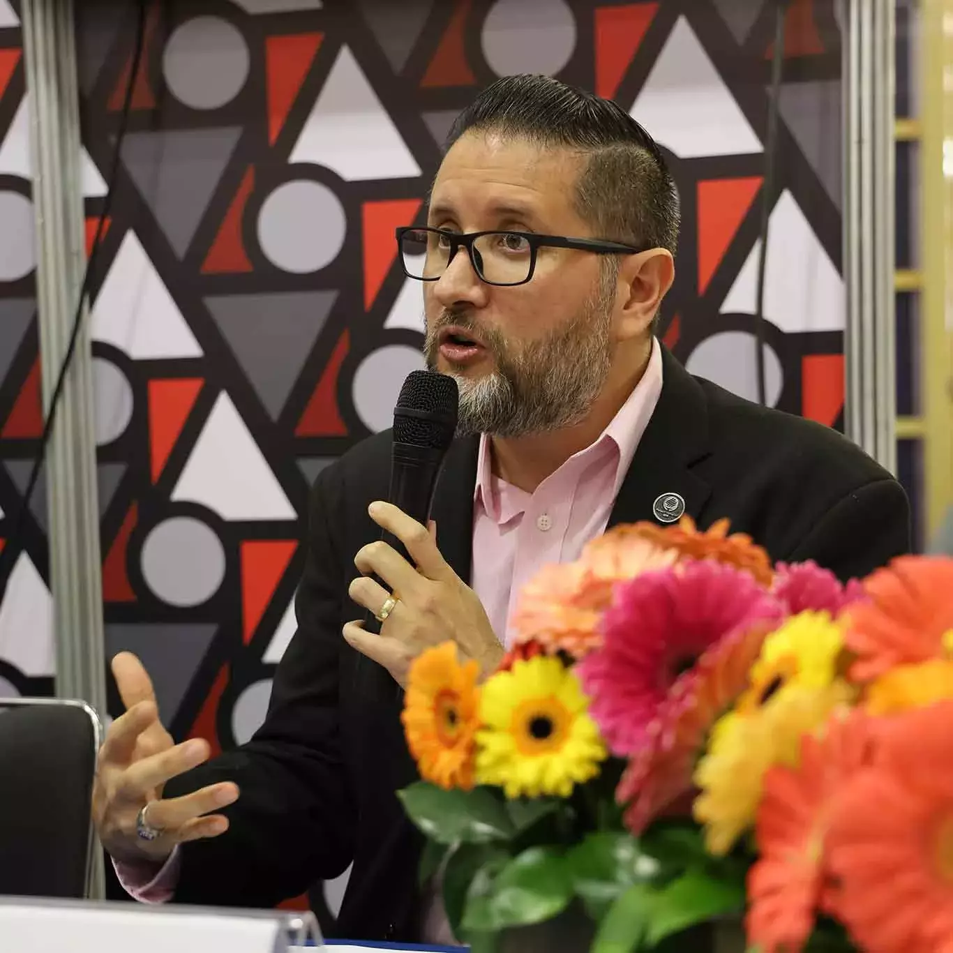 Presentan libro universidad cocredora del futuro en la FIL Guadalajara.