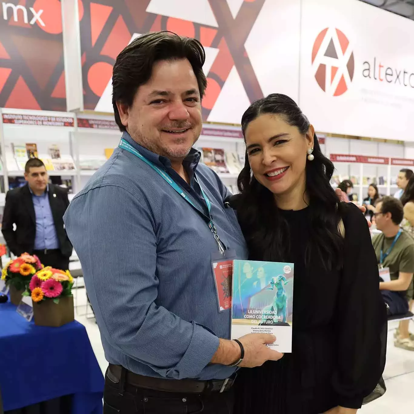 Presentan libro universidad cocredora del futuro en la FIL Guadalajara.