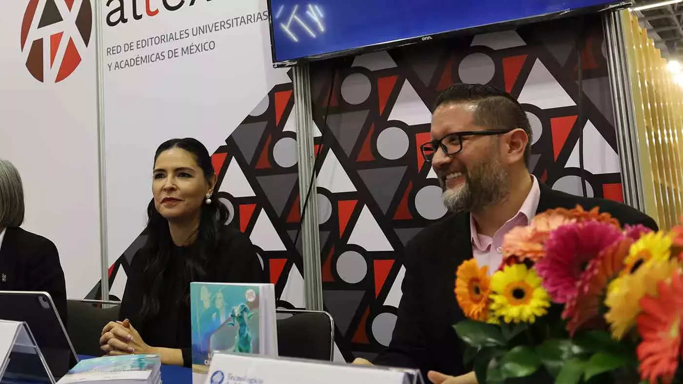 Presentan libro universidad cocredora del futuro en la FIL Guadalajara.