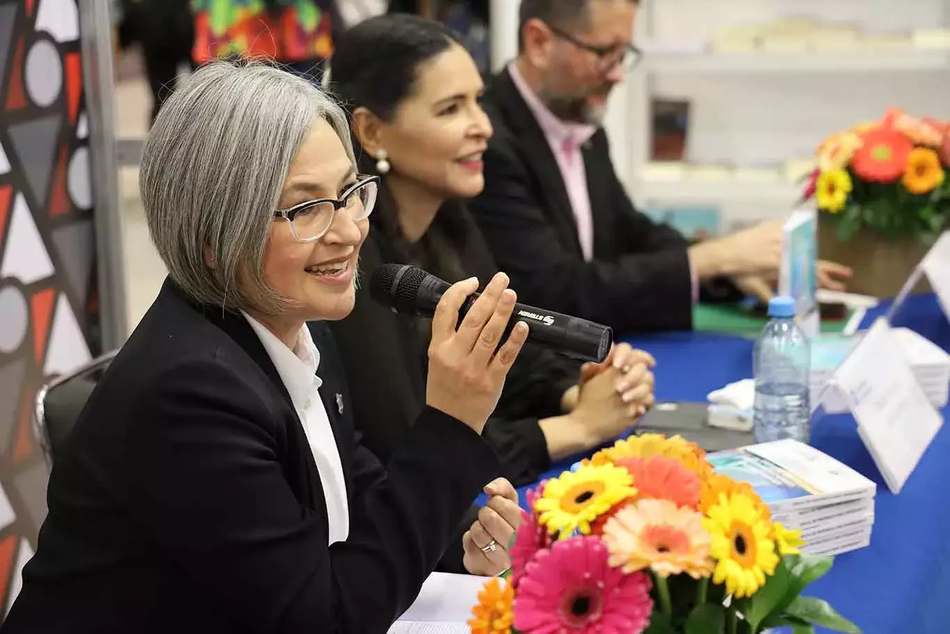 Presentan libro universidad cocredora del futuro en la FIL Guadalajara.