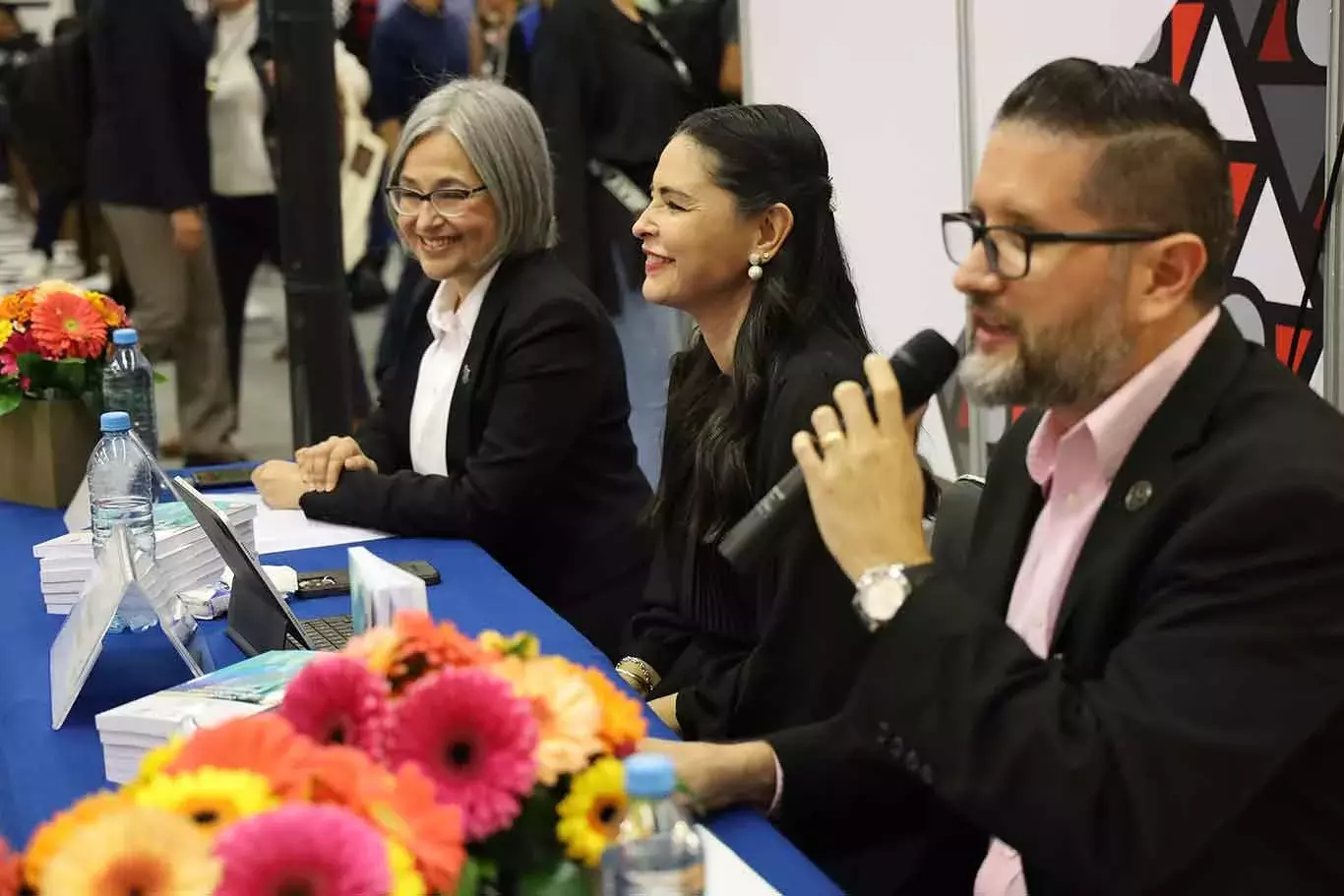 Presentan libro universidad cocredora del futuro en la FIL Guadalajara.