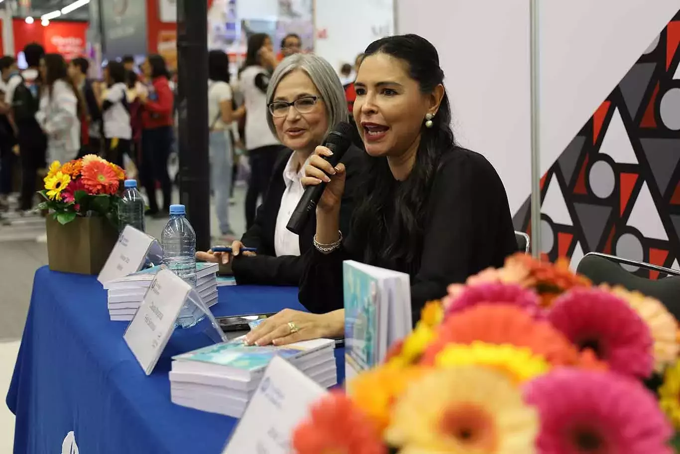 Presentan libro universidad cocredora del futuro en la FIL Guadalajara.