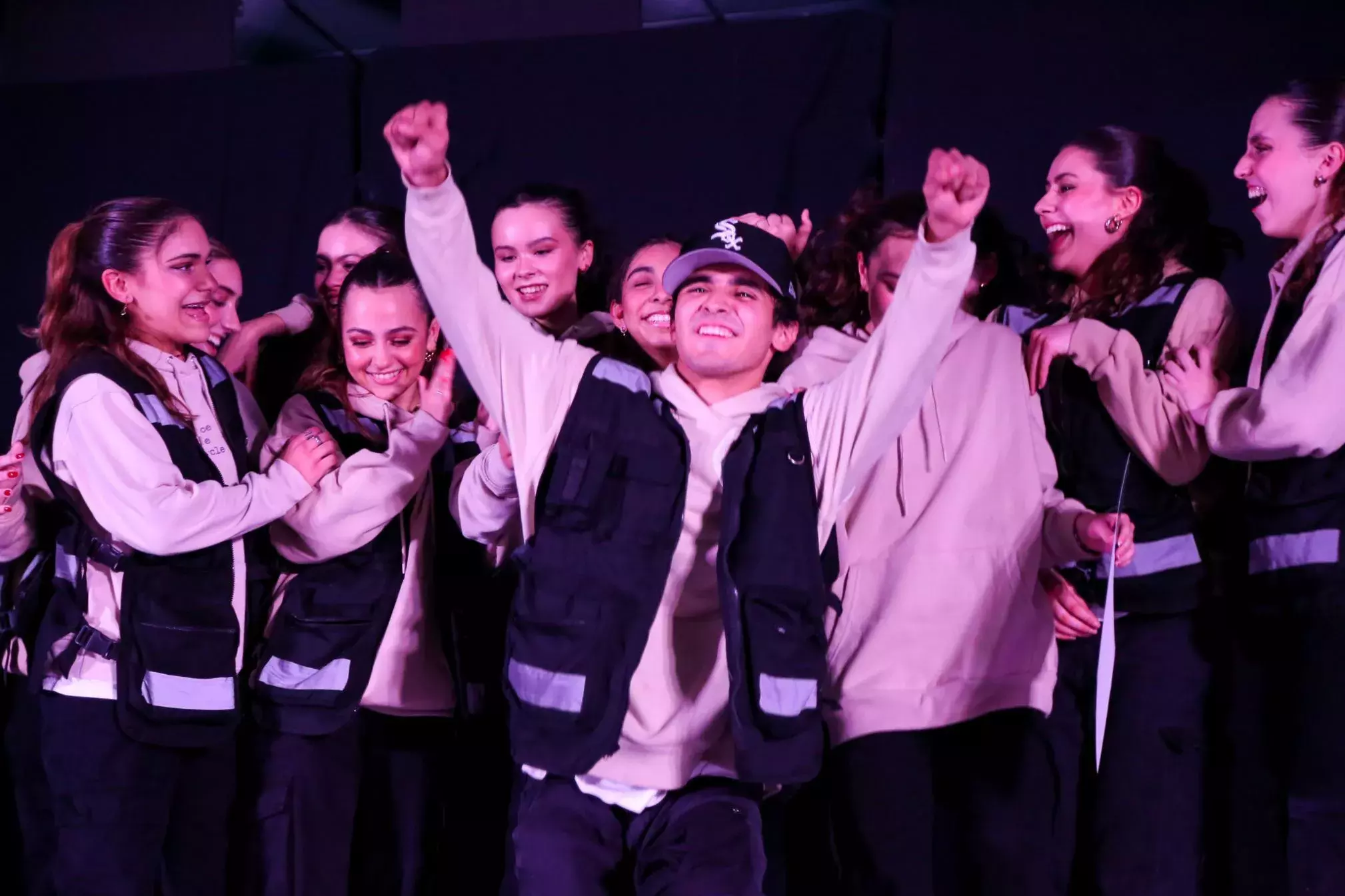 Estudiantes festejando sobre el escenario