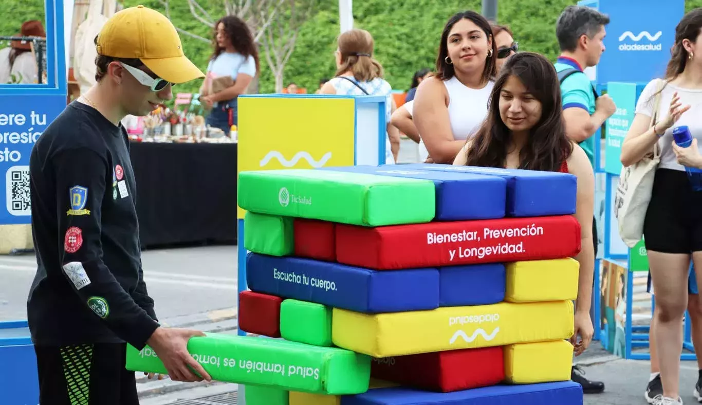 Jóvenes jugando jenga.