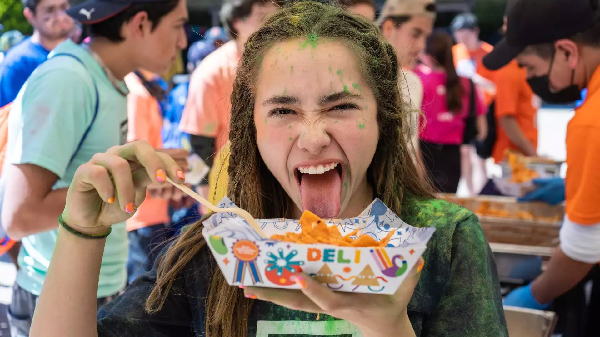 Joven disfrutando de Chilaquiles