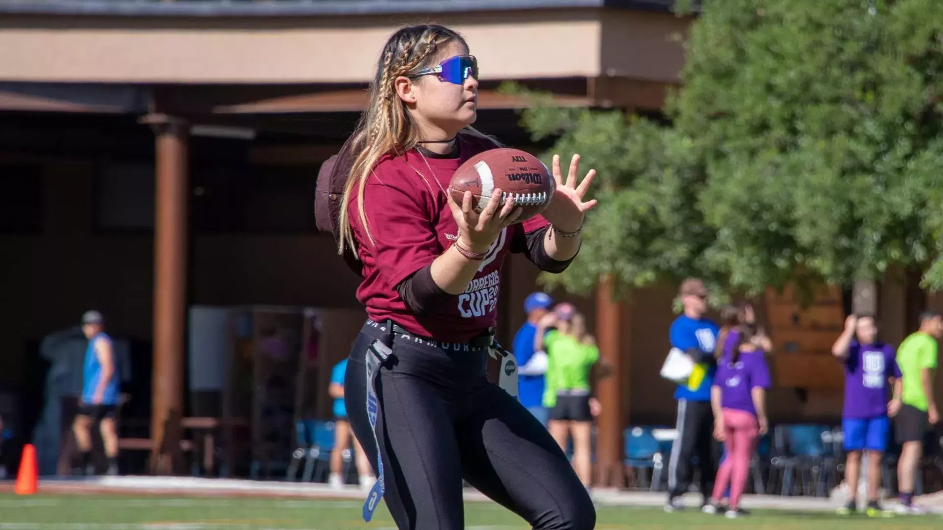 Chica con balón de football