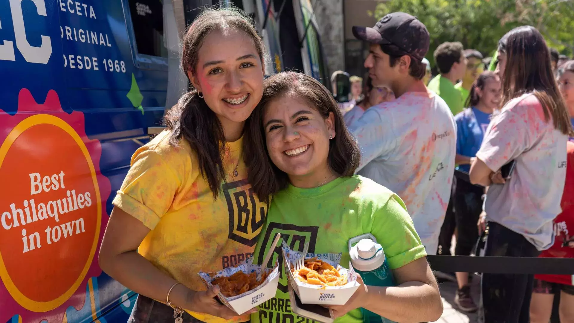 Chicas posando con chilaquiles