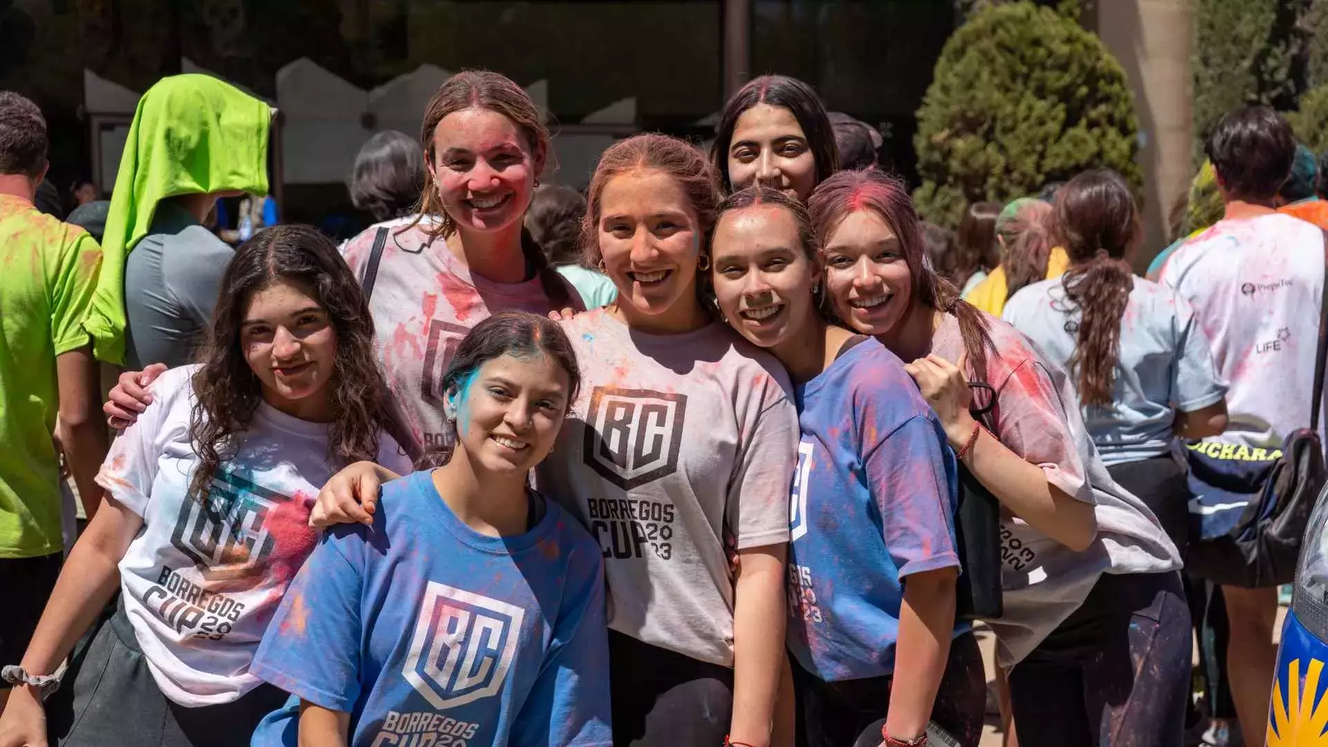 Grupo de chicas con polvos holi