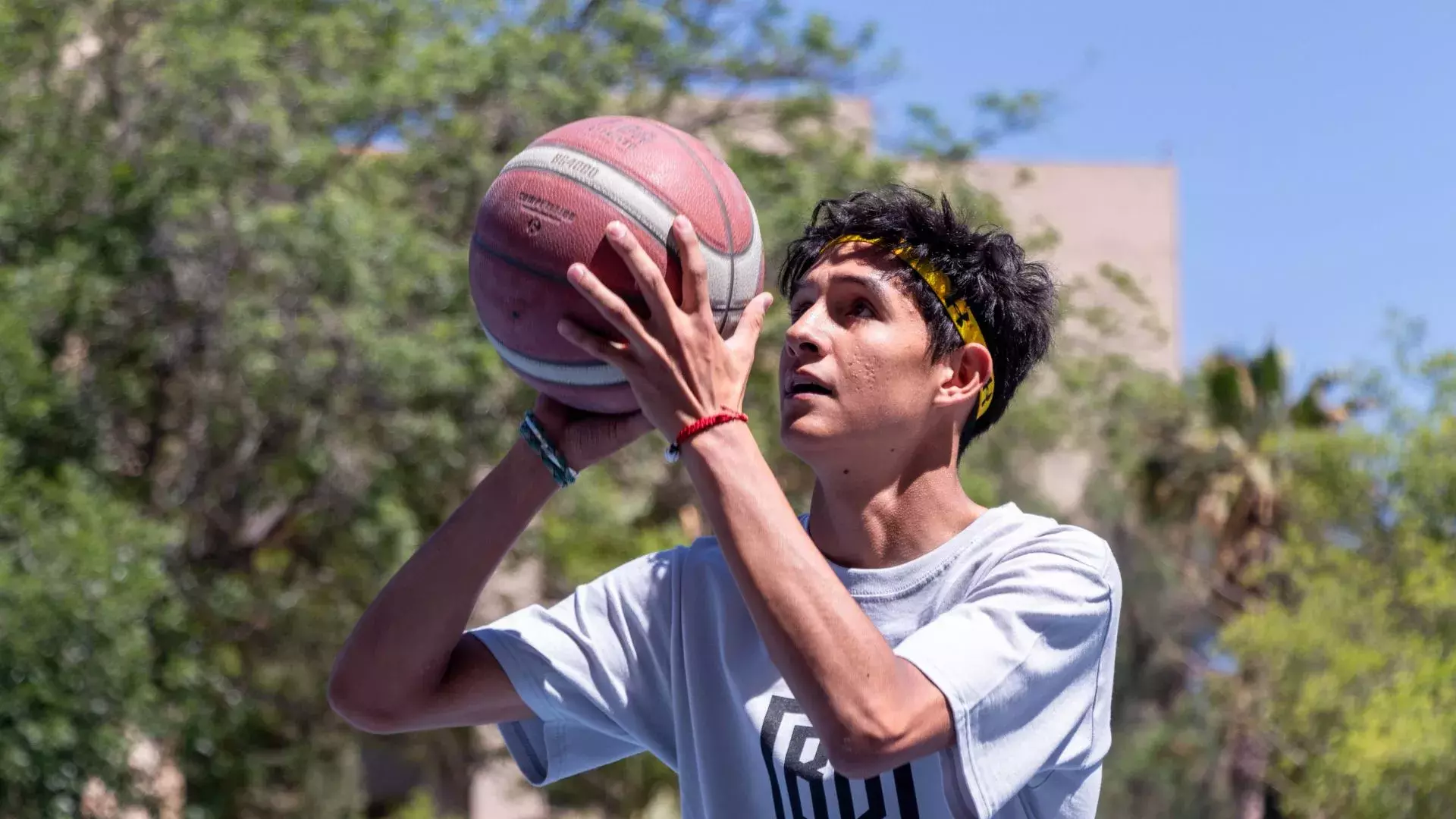 Joven con pelota de básquetbol