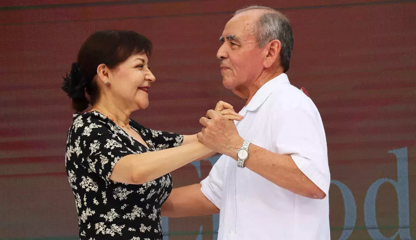 Dos personas bailando durante la presentación de danzón.