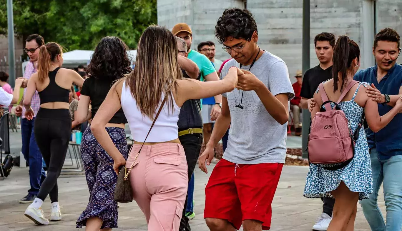 Una pareja bailando música salsa.