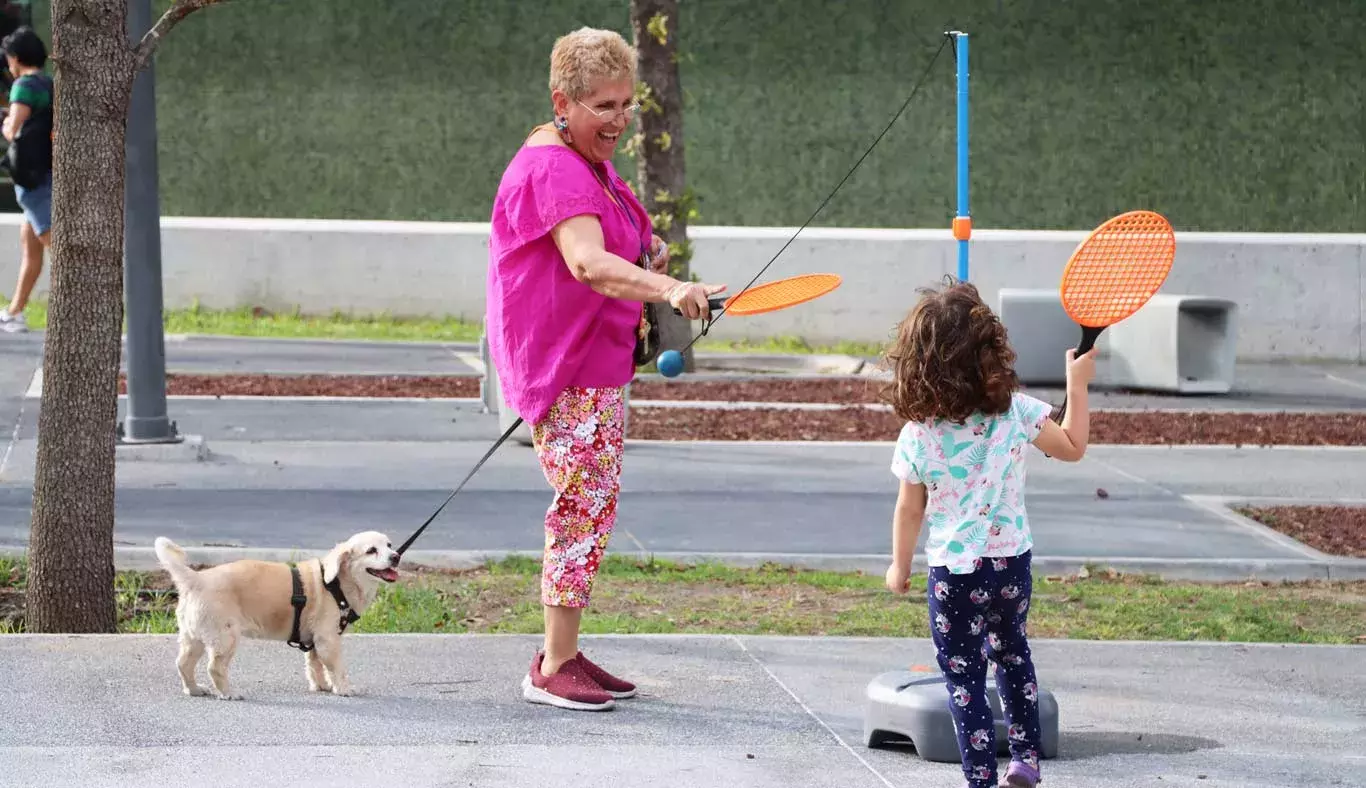 Una señora disfruta de un juego junta a su nieta.