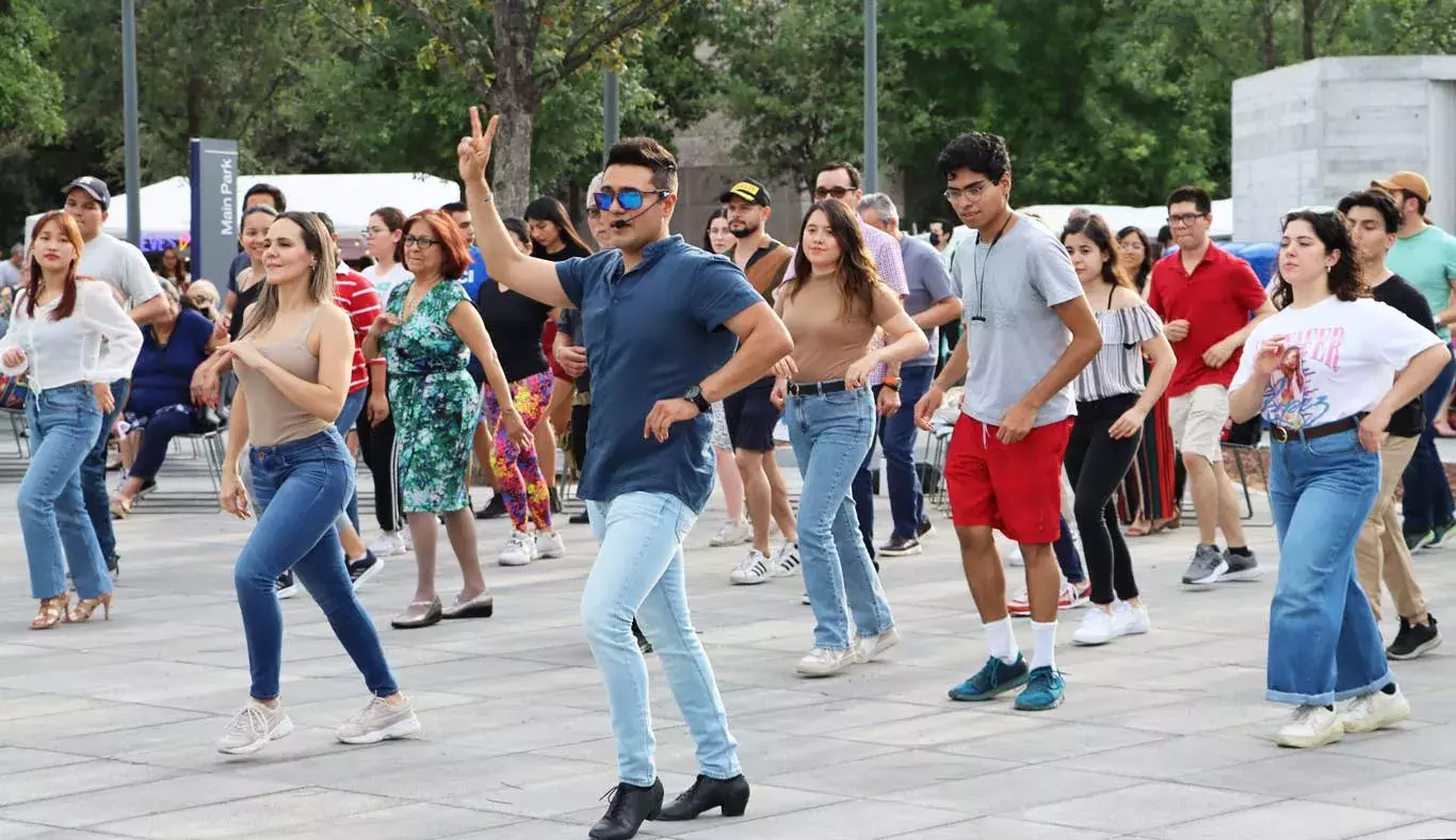 Gente bailando música salsa.