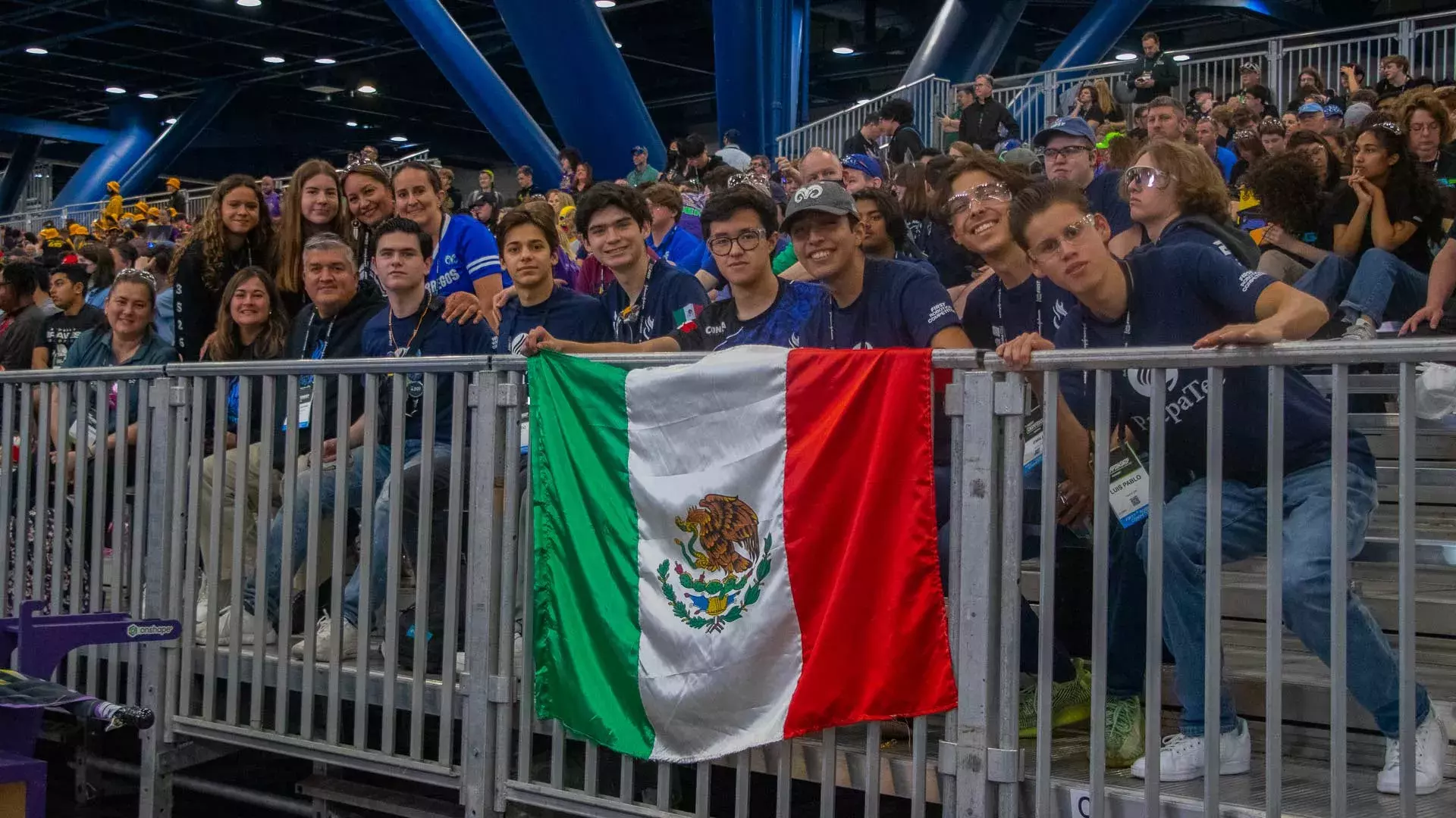 Alumnos y profesores en la porra apoyando a PrepaTec en el mundial de FIRST.