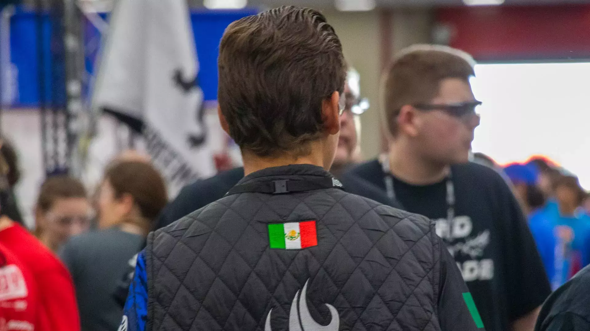 Estudiante de PrepaTec en los pits en el mundial de FIRST.