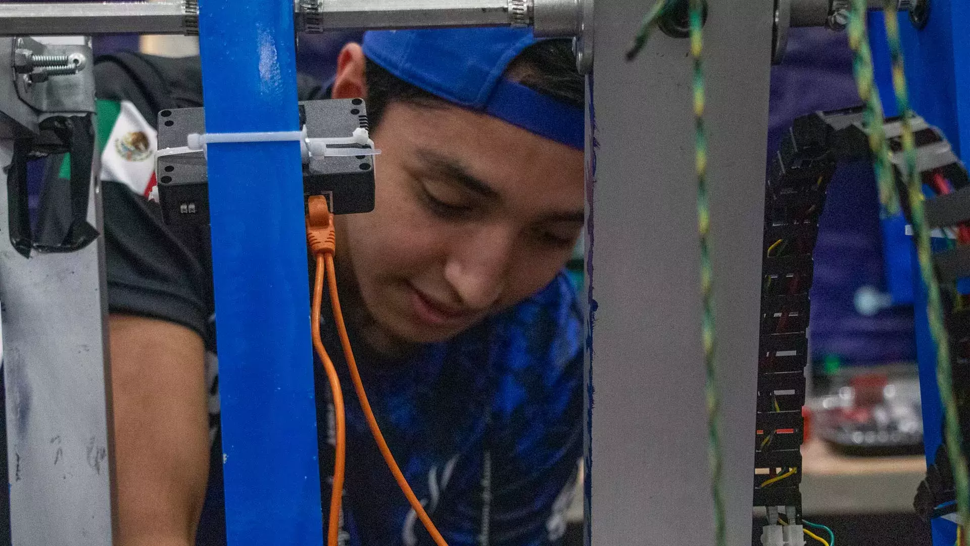 Estudiante de PrepaTec trabaja en pits en su robot en mundial de FIRST.