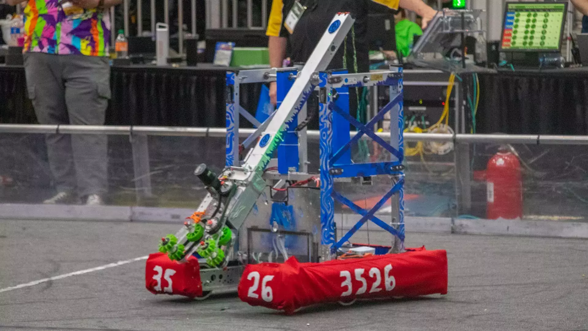 Robots y alumnos en PrepaTec en el mundial de FIRST.