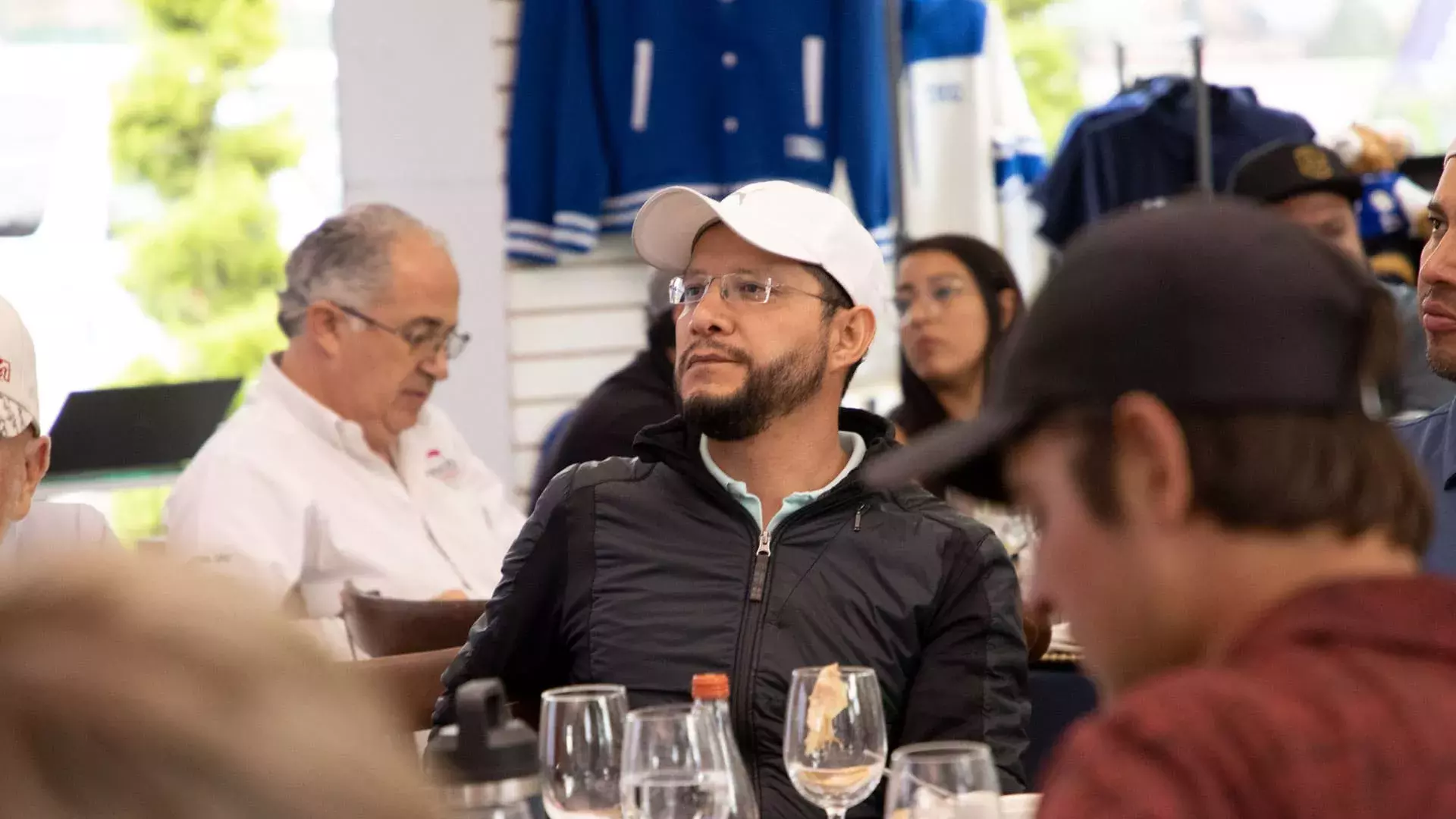 Perfil de hombre viendo la premiación