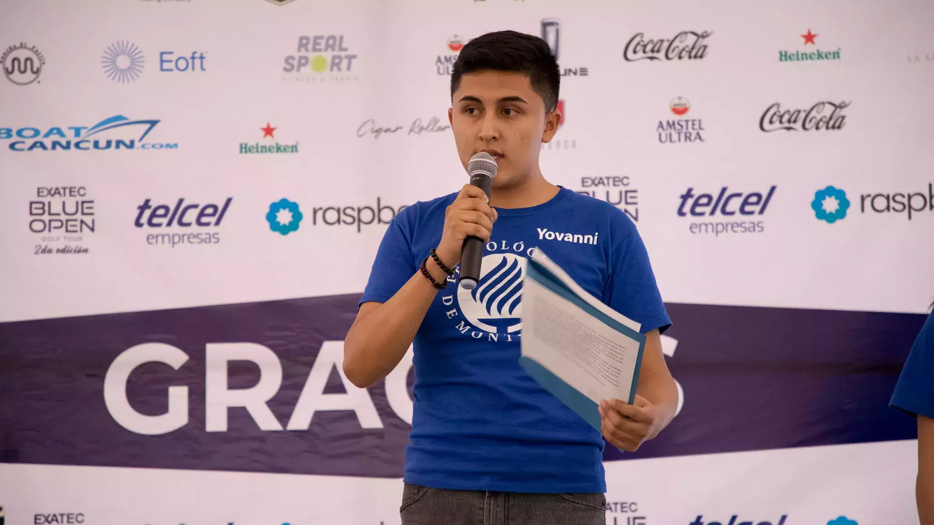 Líder del Mañana, Yovanni, dando un discurso