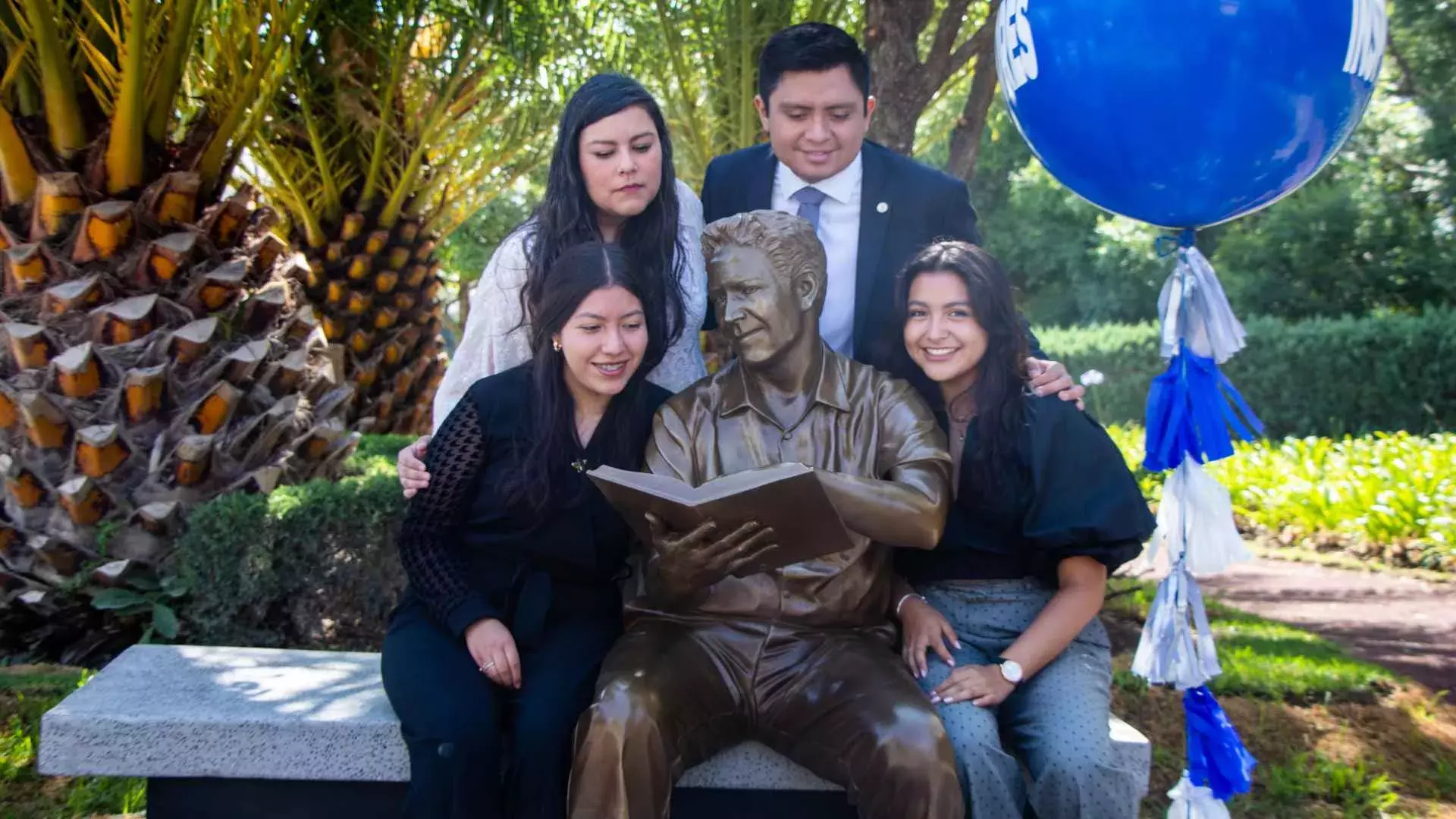 Las estatuas representan la labor en la enseñanza de las y los profesores.