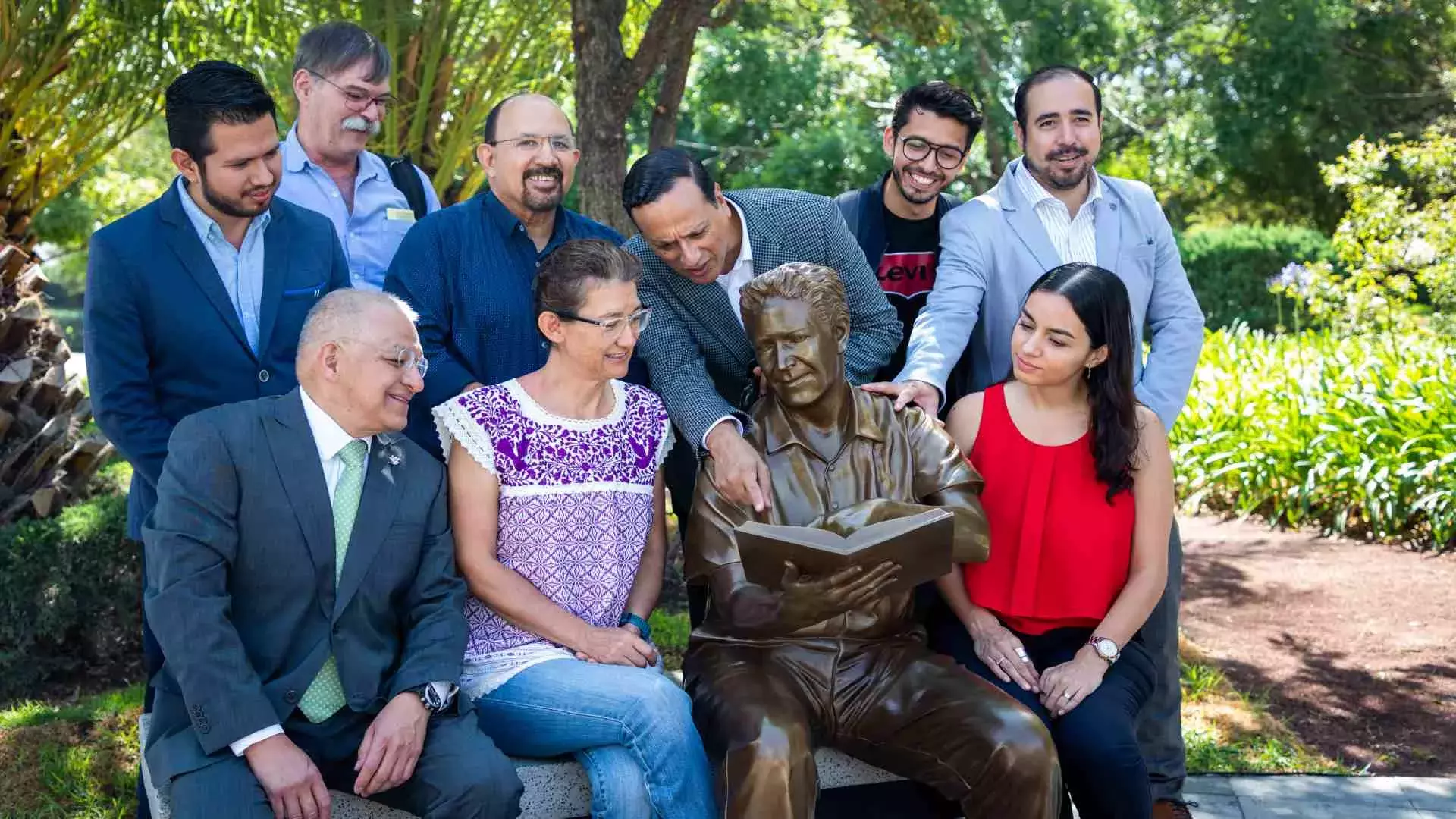 Las estatuas representan la labor en la enseñanza de las y los profesores.