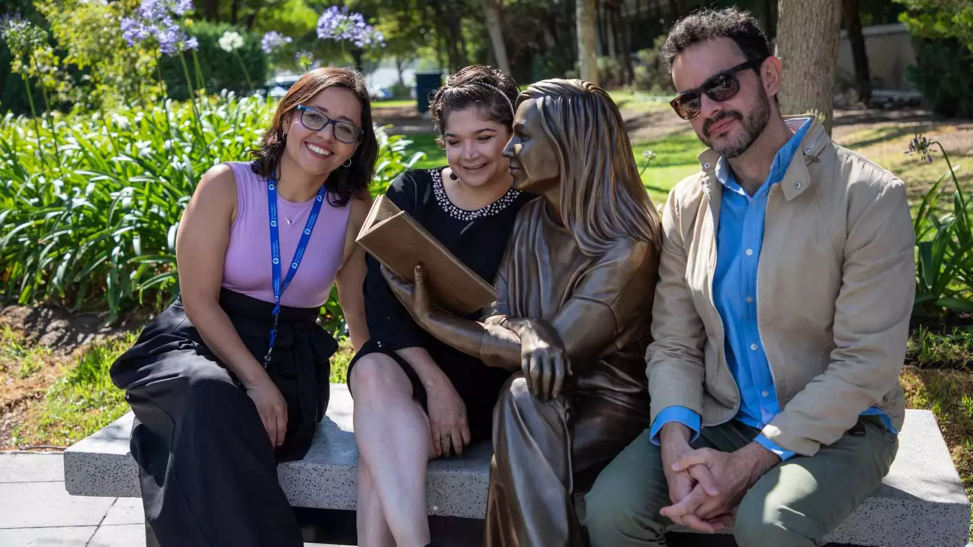 Las estatuas representan la labor en la enseñanza de las y los profesores.