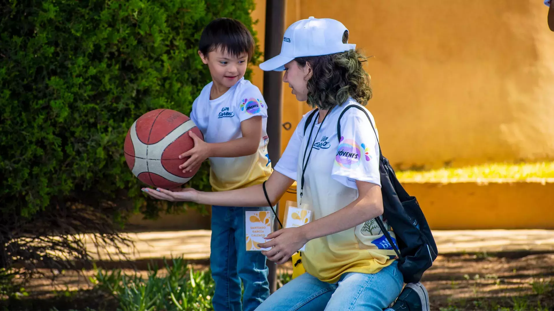 Niño jugando con balón de básquetbol