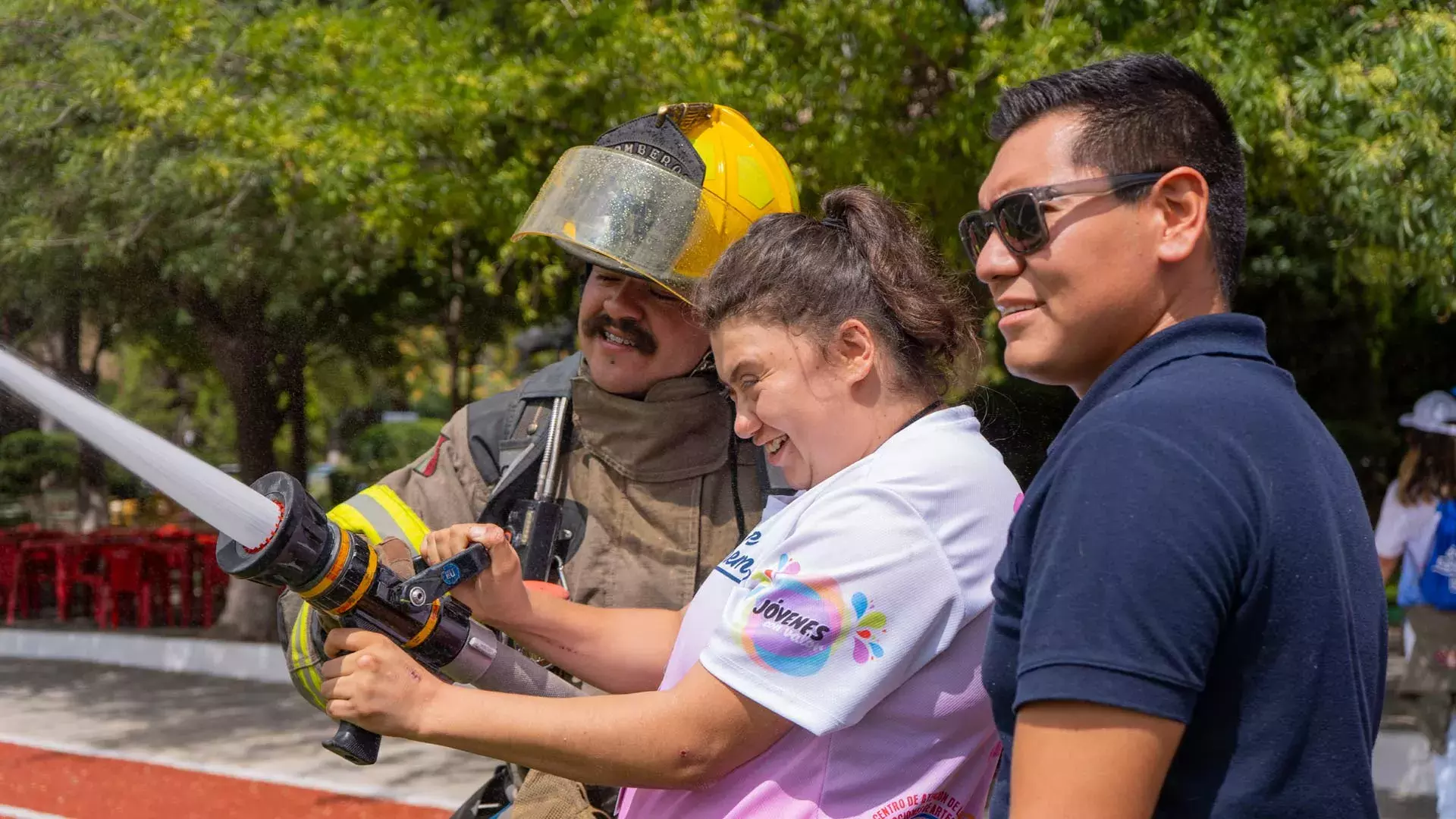 Niña con bomberos