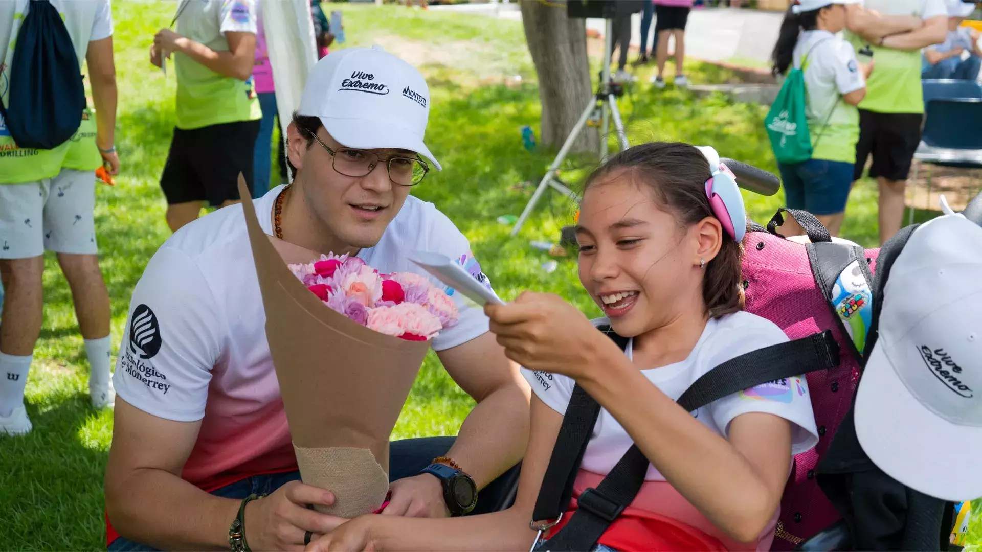 Niña recibiendo flores