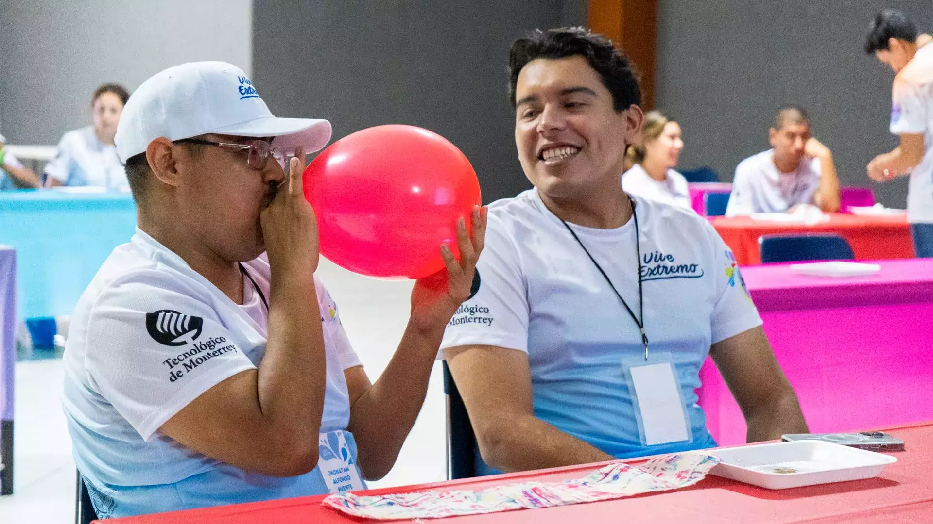 Niño inflando globo