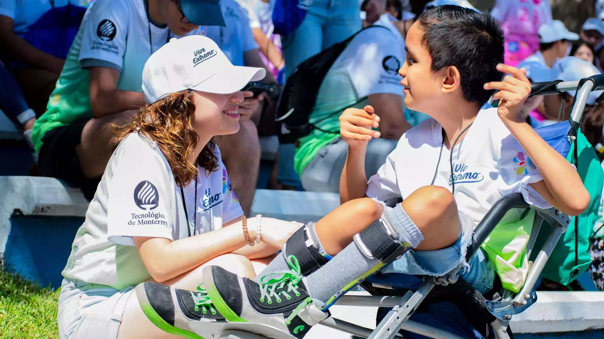 Alumna saludando a niño