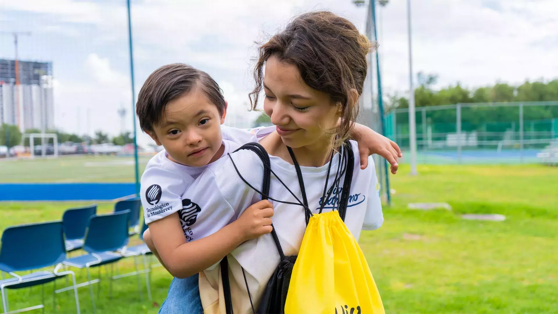 Alumna cargando a niño