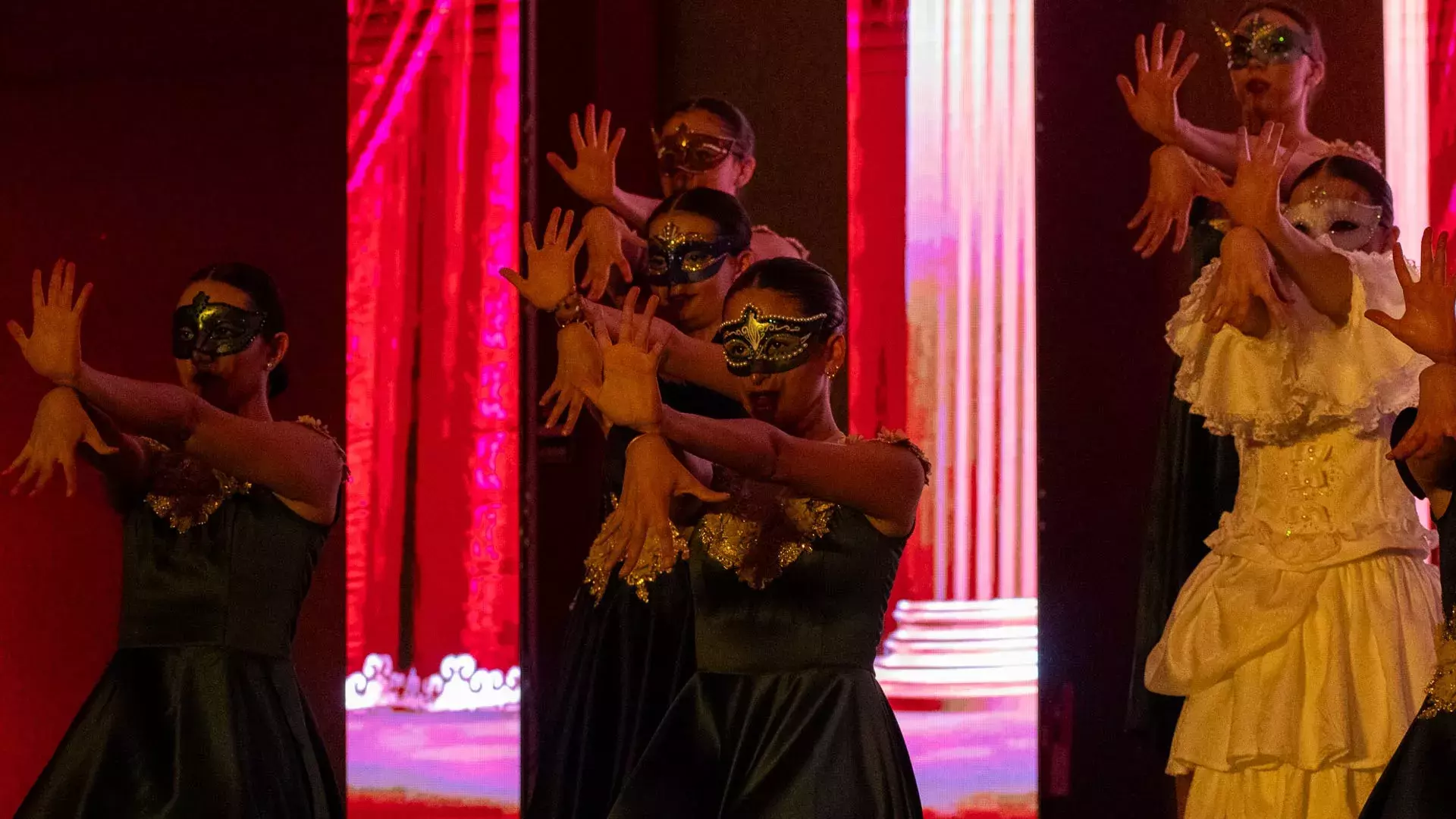 Bailarinas haciendo señas con las manos