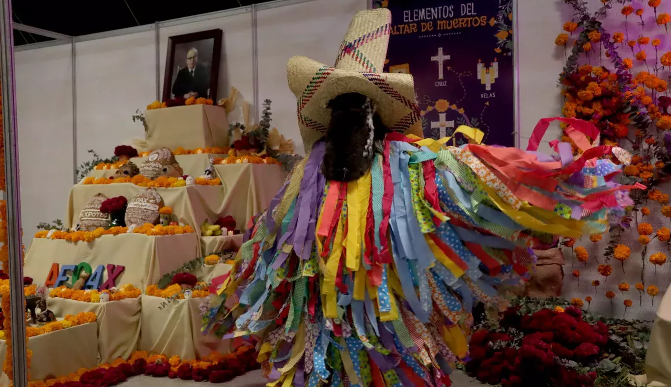 Altar de muertos en honor a Don Eugenio Garza Sada.