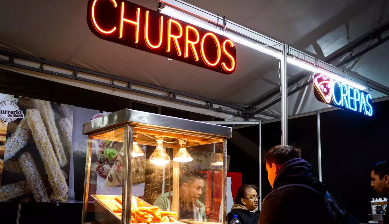 Personas comprando churros en EXPOTEC.