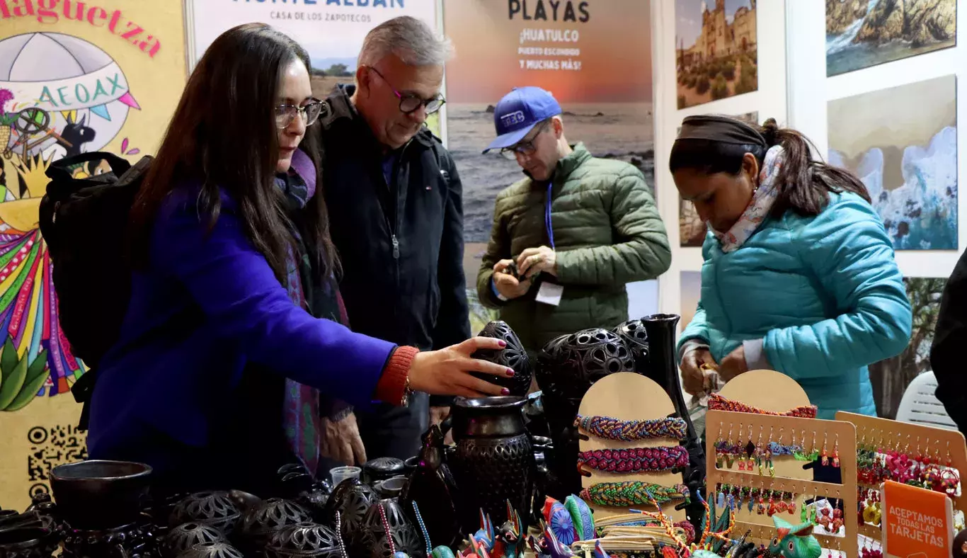 Mujer viendo artesanías en un stand de la fiesta de las culturas del Tec.