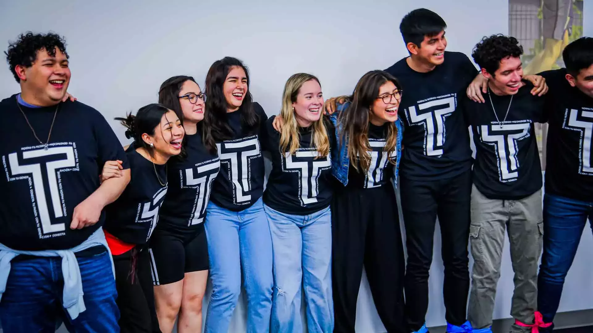 Estudiantes haciendo una actividad de integración en equipos.